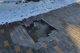 В центре Пензы устранили обвал тротуарной плитки