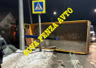 В Пензе автоманипулятор протаранил забор частного дома и перевернулся. ФОТО