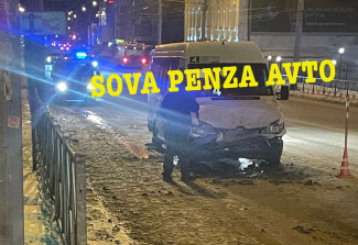 У перекрестка в центре Пензы жестко столкнулись две маршрутки