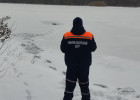 В Пензе вмерзшее в лед тело мужчины доставали спасатели. ФОТО