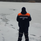 В Пензе вмерзшее в лед тело мужчины доставали спасатели. ФОТО