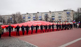 В Пензе развернули гигантскую копию Знамени Победы площадью 200 квадратных метров