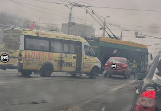 В Пензе из-за ДТП с маршруткой стоит в пробке проспект Победы