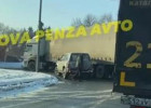 В центре Пензы внедорожник врезался в фуру. ВИДЕО