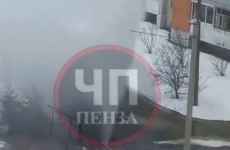 На улице Коммунистической в Пензе забил фонтан высотой в несколько этажей