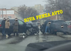 На улице Металлистов в Пензе в страшной аварии изуродовало две машины