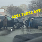 На улице Металлистов в Пензе в страшной аварии изуродовало две машины
