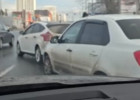 На улице Измайлова в Пензе столкнулись две машины, проезд затруднен
