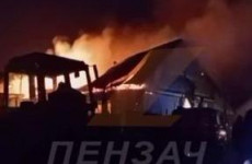 Страшный пожар в Пензенской области: из горящего дома спасли пожилую женщину