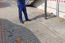 В центре Пензы с фасада жилого дома обрушились кирпичи