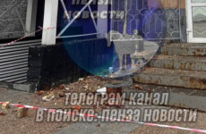 Кирпичи-убийцы обрушились на тротуар центральной улицы Пензы