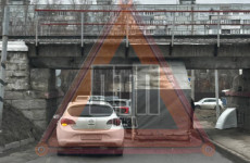 Не вписался. В Пензе под мостом Винни-Пуха застрял очередной фургон