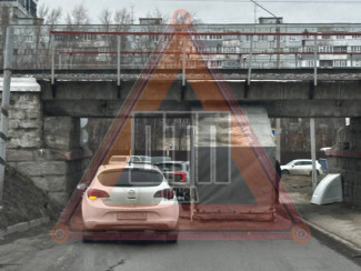 Не вписался. В Пензе под мостом Винни-Пуха застрял очередной фургон