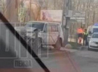 В Пензе внедорожник размазало об бетонный столб