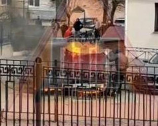 На улице Московской в Пензе полыхает легковой автомобиль
