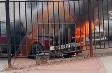 На улице Кирова в Пензе горящую иномарку тушили пять человек