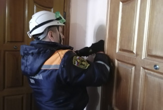 Пензенские спасатели помогли медикам попасть в квартиру на улице Тамбовской
