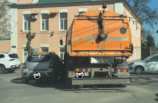 На улице Ставского в Пензе дорожная техника столкнулась с такси