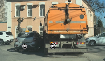 На улице Ставского в Пензе дорожная техника столкнулась с такси