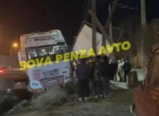 Под Пензой фура протаранила несколько столбов, чтобы не сбить пешехода