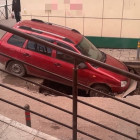В центре Пензы автомобиль провалился под асфальт