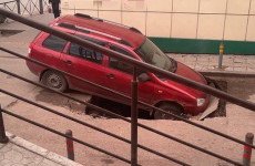 В центре Пензы автомобиль провалился под асфальт