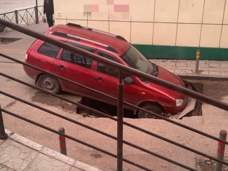 В центре Пензы автомобиль провалился под асфальт