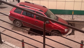 В центре Пензы автомобиль провалился под асфальт