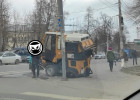В центре Пензы спецтехника колесом провалилась в люк