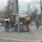 В центре Пензы спецтехника колесом провалилась в люк