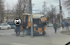 В центре Пензы спецтехника колесом провалилась в люк
