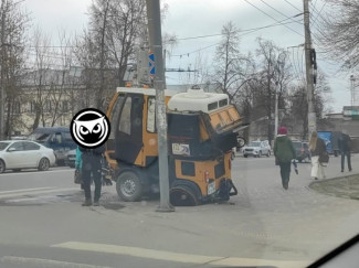 В центре Пензы спецтехника колесом провалилась в люк