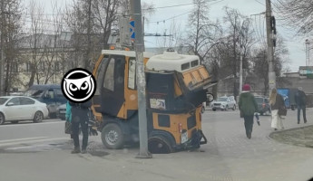В центре Пензы спецтехника колесом провалилась в люк