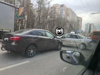 В Пензе улица Окружная встала в пробке из-за аварии