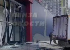В Пензе огромная фура въехала в стеклянную стену торгового центра