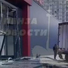 В Пензе огромная фура въехала в стеклянную стену торгового центра