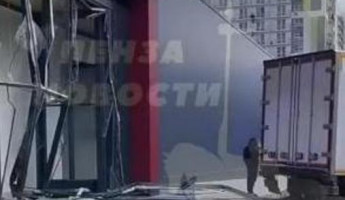 В Пензе огромная фура въехала в стеклянную стену торгового центра