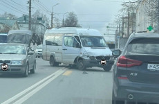 В Пензе из-за жесткой аварии с маршруткой парализовало улицу Кирова
