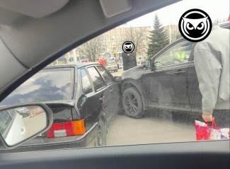 На парковке в центре Пензы столкнулись две машины