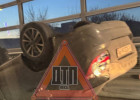 В Пензе автомобиль опрокинулся на крышу прямо на путепроводе