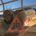 В Пензе автомобиль опрокинулся на крышу прямо на путепроводе
