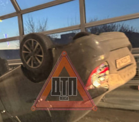 В Пензе автомобиль опрокинулся на крышу прямо на путепроводе