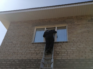 Пензенские спасатели помогли полицейским попасть в квартиру по проезду Лобачевского