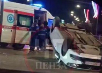 В Пензе перевернулся автомобиль: на месте работали медики