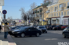 Знаки не указ: улица Кураева в Пензе снова стала парковкой