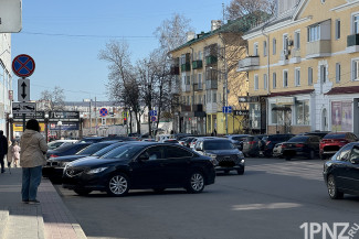 Знаки не указ: улица Кураева в Пензе снова стала парковкой