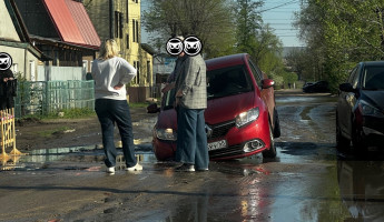 На улице Галетной в Пензе в яму на дороге провалился автомобиль