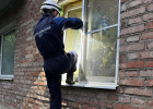 Пензенские спасатели помогли полицейским попасть в квартиру на улице Попова