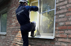 Пензенские спасатели помогли полицейским попасть в квартиру на улице Попова