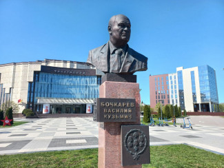 В Пензе почтили память бывшего губернатора Василия Бочкарева